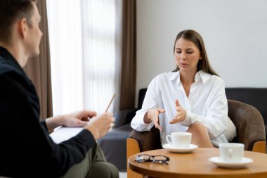 Psikolojik konsültasyon zihinsel problemde iyileşme kaydediyor. Psikiyatrist akıl hastalığı teşhisi koyarken mutlu genç bayan hasta terapi seansı yapıyor. Açılıyor