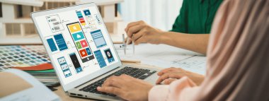 İç mimari ekibinin kırpılmış resmi, mobil uygulama ve web sitesi için UI ve UX tasarımları görüntülenirken renk örnekleri kullanarak renk sunar. Yaratıcı tasarım ve iş konsepti. Değiştirilmiş.