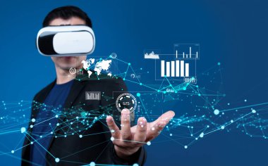 İş adamı, tahmin edilen büyük veri modellerinden gerçek zamanlı analizlere uzanan eğilimleri ve görüşleri ortaya çıkarmak için veri analizlerini derinlemesine inceleyerek, veri güdümlü kararların analitik endüstrileri nasıl ileri götürdüğünü öğrenir Faas