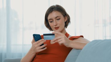 Kadın alışverişi ya da internet pazarında online ödeme modern yaşam tarzı için satış öğeleri arama ve prim siber güvenlik yazılımı tarafından korunan cüzdan çevrimiçi ödeme için kredi kartı kullanma