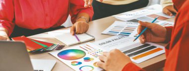 Yaratıcı iç mimar malzemelerin renkleri hakkında beyin fırtınası yapıyor. Mimar tasarımcı grubu renk örneklerini kullanarak renkleri dikkatlice seçer. Yaratıcı tasarım ve takım çalışması konsepti. Değiştirilmiş.