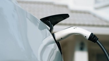 Elektrikli taşıt teknolojisi konut alanı ya da EV akü şarjı için ev şarj istasyonu olarak kullanılır. Gelecekteki çevre için temiz ve sürdürülebilir enerji ile çevre dostu ulaşım. Eşzamanlama