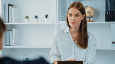 Mutlu hasta ve psikolog klinikte olumlu duygularla zihinsel sağlık sohbetlerini paylaşırken aynı zamanda klinikteki psikologlara başarılı bir iş ve hayatı açıklıyorlar.