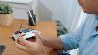 Araba tasarım mühendisi, otomotiv şirketinin prototipini analiz ediyor. Aracın tasarımcısı büyük ölçekli bir araba tutuyor, herhangi bir kusur veya gelişme var mı diye dikkatlice analiz ediyor. Eşzamanlama