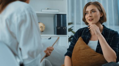 Mutlu hasta ve psikolog klinikte olumlu duygularla zihinsel sağlık sohbetlerini paylaşırken aynı zamanda klinikteki psikologlara başarılı bir iş ve hayatı açıklıyorlar.