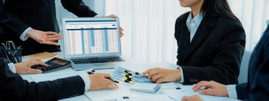 Kurumsal muhasebeci takımı, vergi iadesini hesaplamak ve en yüksek seviyeye çıkarmak ve finansal performans tabanını finansal verilere göre geliştirmek için dizüstü bilgisayar üzerinde muhasebe yazılımı kullanır. Modern iş muhasebesi. Kurnaz.