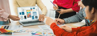 İç mimari ekibinin kırpılmış resmi, mobil uygulama ve web sitesi için UI ve UX tasarımları görüntülenirken renk örnekleri kullanarak renk sunar. Yaratıcı tasarım ve iş konsepti. Değiştirilmiş.