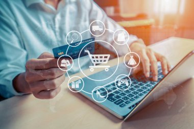 Müşteri çevrimiçi platform seçerek hologram grafik arayüzü kontrol cihazını aç. Akıllı tüketici dokunmatik aygıtı. Nakitsiz teknoloji alışveriş envanteri kullanarak e-ticaret uygulaması aç. Siber Nakit.