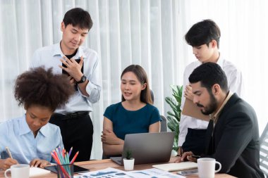 Çok ırklı analist ekibi toplantı masasındaki mali raporu analiz etmek için BI gösterge tablosunu kullanıyor. Çeşitli iş adamlarından oluşan bir grup, FIntech 'in veri analizini başarılı iş pazarlaması için kullanır. Uyum