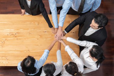 Çok ırklı iş adamları toplantı odasında iş birliği ya da şirket çalışanları için takım oluşturma amacıyla bir araya toplanıyorlar. Panorama manzarası. Çok titiz.