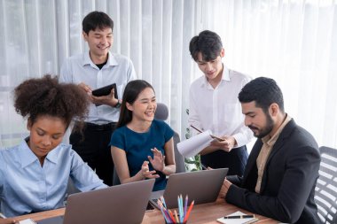 Mutlu iş adamları birlikte çalışır, şirket ofisinde tartışırlar. Profesyonel ve çeşitlilik takım çalışması iş planını bilgisayarda tartışır. Modern çok kültürlü ofis çalışanı. Uyum