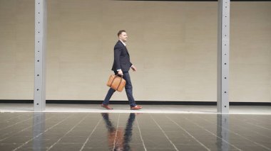 İş adamlarının bavul tutarken ve şehir merkezindeki iş yerine yürürken yan görüntüsü. Profesyonel proje yöneticisi dışarıda resmi takım elbise giyerken toplantıya gidiyor. Urbane.