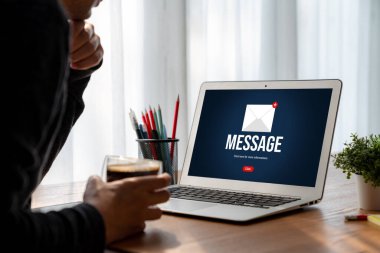 Bilgisayar ekranında rahatça görünen e-posta bildirim iletisi. Dijital pazarlama iletisi bilgi metni iş dünyasından müşteriye