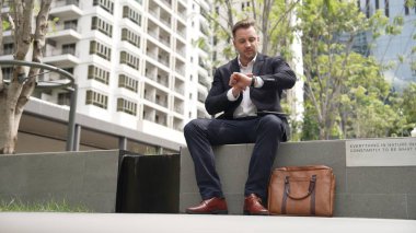 Profesyonel Kafkasyalı iş adamları da nöbet tutarken Green City 'de buluşmayı hatırlatıyorlar. Erkek lider saati zamanı hatırlatmak için kullanır ve buluşmada geç kalıp parkta oturmaz. Urbane.