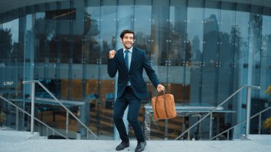 Başarılı bir iş adamı ofise yürürken terfi aldığı için kutlama yapar. Beyaz ırk, satış artışı ya da başarılı bir proje hakkında iyi haberler aldı. Müdür çok mutlu ve mutlu hissediyor. Sevinçli..