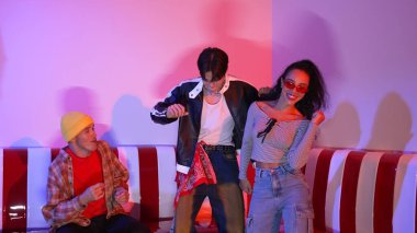 Çeşitli sokak dansçıları hippi modası giyerken partilerde neon ışıkla şehir pop müziğine taşınıyor. Çekici hipster kameraya bakarken dans eder ya da pratik yapar. Mutluluk.