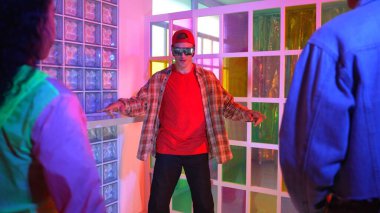 Kafkas dansçısı dans ederken çeşitli arkadaşları gece kulübünde neon ışıkta ayak seslerine bakıyor. Çoklu etnik kökenli hipsterin serbest stil müziğe geçişi ve mutlu bir adamın kameraya bakışıyla. Mutluluk.