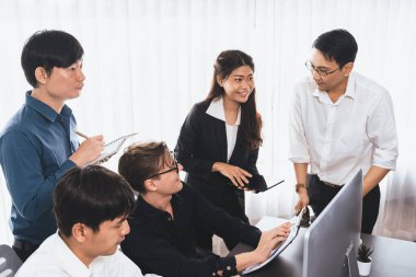 Bir grup farklı ofis çalışanı şirket ofis odasında stratejik iş pazarlama planlamasında birlikte çalışıyor. İş yeri konseptinde pozitif takım çalışması. Tedbirli