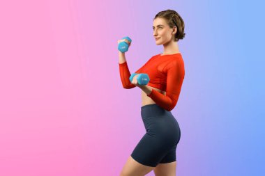 Vücut geliştirme egzersizi olarak izole edilmiş arka planda duran vücut geliştirme egzersizi olarak ağırlık kaldırmak için halterli atletik ve sportif bir kadın. Sağlıklı aktif ve vücut bakımı yaşam tarzı