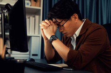 Stresli yüzü olan zeki bir işadamı, gece geç saatlerde ofiste yüksek satış gelirleri olan müşteriden e-posta bekliyor. Şirket projesinde çalışıyor. İnfobahn.