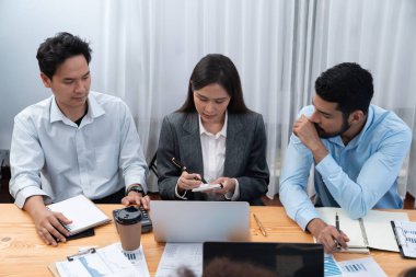 Çok ırklı analist ekibi toplantı masasındaki mali raporu analiz etmek için BI gösterge tablosunu kullanıyor. Çeşitli iş adamlarından oluşan bir grup, FIntech 'in veri analizini başarılı iş pazarlaması için kullanır. Uyum