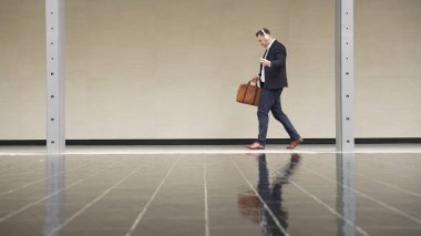 İş adamları onun kulaklığını takıyor ve şehir merkezindeki cadde boyunca işyerine yürüyor. Profesyonel proje yöneticisi toplantıya giderken kulaklıktan rahatlatıcı müzik dinliyor. Urbane.