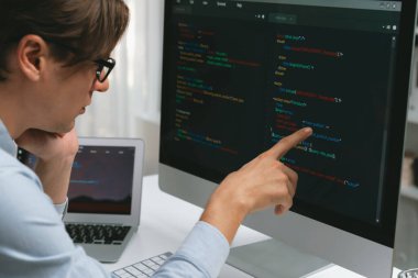 IT geliştiricisi, yeni kod programları güncelleme sürüm yazılım genel sistem projesinin dizüstü bilgisayarı ile karşılaştırma üzerine çevrimiçi yazılım geliştirme bilgisini nokta nokta seçiyor. Bireysel.