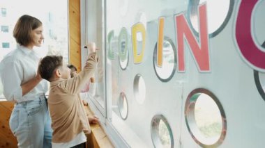Sanat dersinde çeşitli öğrencilere resim dersi veren genç ve güzel bir öğretmen. Kafkas akıl hocası, çok kültürlü öğrencilerden yaratıcı aktivite ve fikir paylaşımı yapmasını istiyor. Yaratıcılık eğitimi. Etkinlik.