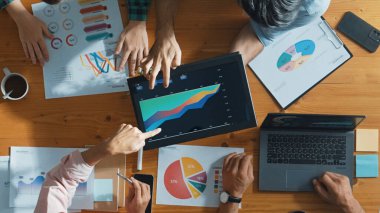 Zeki iş adamlarının grafikleri analiz etmek için el ele çalışmalarının en alt seviyesi. Piyasa borsası raporuyla finansal planı tartışan yetenekli bir pazarlama ekibi. Cemaat.