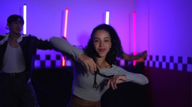 Kameranın önünde dans eden yetenekli break dansçı farklı arkadaşları pop ya da hip hop müziği dinlemek için arkada dans ediyor. Çekici performans ekibi kameraya doğru hareketli hareketler sergiliyor. Mutluluk.