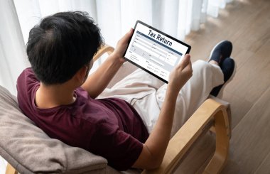 Bireysel gelir vergisi iadesi formunu İnternet sitesine koymak için çevrimiçi vergi iade formu. Vergi ödemesi ve iadesi için hükümet ağı. Vergilendirme teknolojisi kavramı.