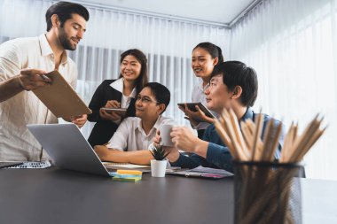 Veri analistleri ofis çalışanlarından oluşan bir ekip, mali, trend ve pazarlama verilerini analiz etmek için iş istihbaratı BI gösterge paneli üzerinde işbirliği yapmaktadır. BI yazılım kullanım sürücüsü iş başarısı. Tedbirli