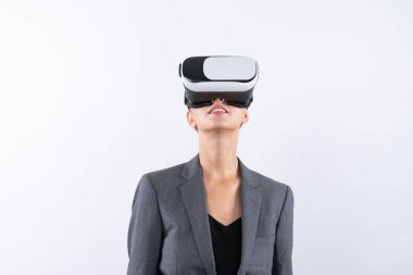 Görsel gerçeklik gözlüğü takan yönetici metaevren ve görsel dünyayı keşfediyor. Beyaz iş kadını ayakta duruyor ve sanal gerçeklik gözlüğü ve teknolojik yenilik kullanıyor. Kısıtlanma.