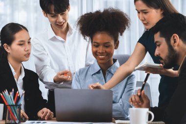 Mutlu iş adamları birlikte çalışır, şirket ofisinde tartışırlar. Profesyonel ve çeşitlilik takım çalışması iş planını bilgisayarda tartışır. Modern çok kültürlü ofis çalışanı. Uyum