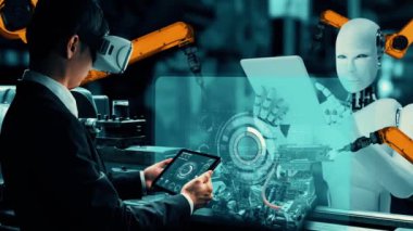 MLP Sanayi Robotu ve insan işçileri gelecekteki fabrikada birlikte çalışıyorlar. Sanayi devrimi ve otomasyon üretim süreci için yapay zeka kavramı.
