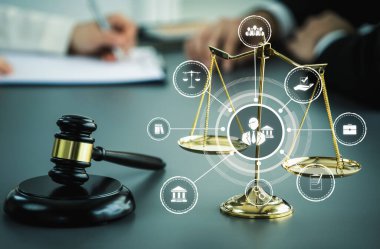 Akıllı hukuk, hukuki danışmanlık simgeleri ve avukatlık bürosunda çalışan araçlar dijital hukuk kavramını ve çevrimiçi hukuk ve yönetmelik kavramlarını gösteriyor .