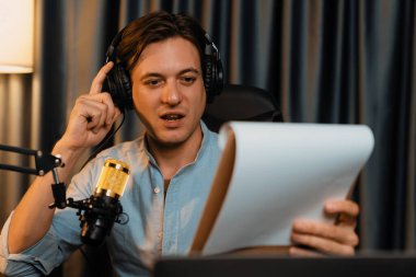 Akıllı yayıncının sunucu kanalı, canlı sosyal medyada canlı yayında konuşma programı ile birlikte modern stüdyoda, kayıt cihazıyla dinleyiciye senaryo okumaktadır. Bireysel.