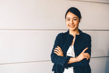 Asyalı genç iş kadınının mutlu portresi. İş başarısı konsepti. uds