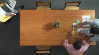 Yaratıcı ekip Ux Ui tasarım cep telefonu arayüzü hakkında beyin fırtınası yaparken el ele tutuşuyor. İnsanlar toplantı odasında el ele tutuşurken strateji planlamaya başlıyorlar. Cemaat.