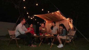 Aile birlikte bahçede tatili kutlar. Aile üyeleri toplantısı, yemek yiyin. Doğayla iç içe olmak için açık hava kamp aktiviteleri ve genç nesil çapraz kuşaklarla zaman geçirmek için. Uyumsuzluk.