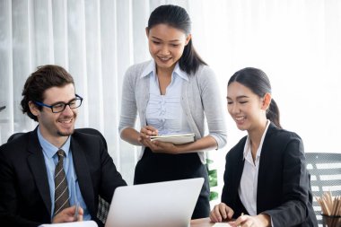 Modern ofis ortamında çalışan çeşitli etnik gruplardan çeşitli iş adamları. Üretken ve çok ırklı ofis çalışanları stratejik ticari pazarlama konusunda tartışmaya giriştiler. Çok titiz.