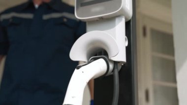 Nitelikli teknisyenler ev EV şarj istasyonu kurarak elektrikli araçların şarj platformu için bakım hizmeti sağlıyorlar. Konut kullanımı için EV araba teknolojisi. Titiz