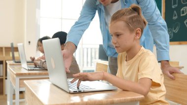 Akıllı beyaz çocuk, yapay zeka üretmek için mühendislik komut yazarak dizüstü bilgisayar kullanıyor. STEM teknoloji sınıfına katılırken çeşitli öğrenci öğrenimi ya da programlama sistemi eğitimi. Teknoloji. Pedagoji.