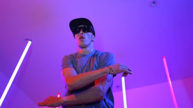 Beyaz dansçının gösterişli gözlükler taktığı ve break dans yaptığı alçak açılı kamera. Çekici adam kendinden emin bir şekilde kameraya bakarken enerjik bir performans ve hareket gösterdi. Mutluluk.