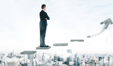 İş adamı, kariyer basamaklarını tırmanmak için merdivenlerden çıkar. İş bölgesi ve ufuk çizgisini arka plan olarak kullanır. İş hedefi başarısı, kariyer yolunda büyüme ve yeni bir iş kurma kavramı. uds