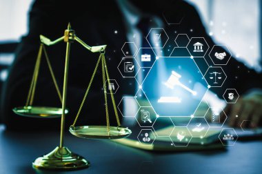 Akıllı hukuk, hukuki danışmanlık simgeleri ve avukatlık bürosunda çalışan araçlar dijital hukuk kavramını ve çevrimiçi hukuk ve yönetmelik kavramlarını gösteriyor .