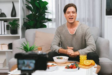 Akıllı beslenme yayın kuruluşu, taze yoğurt sosu, meyve suyu ve portakal suyu içeren sağlıklı besin seçimi sunarak, her öğünde vitamin ve lif kullanımını açıklıyor. Bireysel.