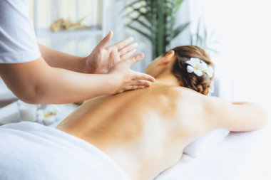 Kafkasyalı kadın müşteri stres önleyici spa masajının keyfini çıkarıyor ve lüks otel ya da oteldeki gündüz açık ortam güzellik salonunda güzellik teniyle eğleniyor. Sessiz.