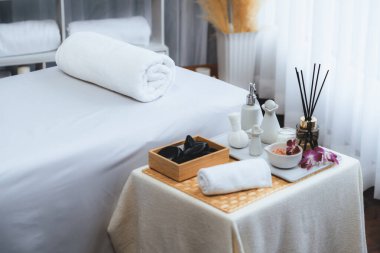 Lüks spa merkezindeki kaplıca masasında güzellik ve güzellik salonu aksesuarları. Spa masajı ve eğlence arka planı konsepti. Sessiz.