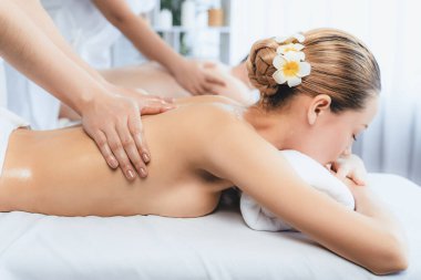 Kafkas çift müşterisi stres önleyici spa masajının keyfini çıkarıyor ve lüks otel veya oteldeki gündüz açık hava ortamında güzellik teniyle eğleniyor. Sessiz.